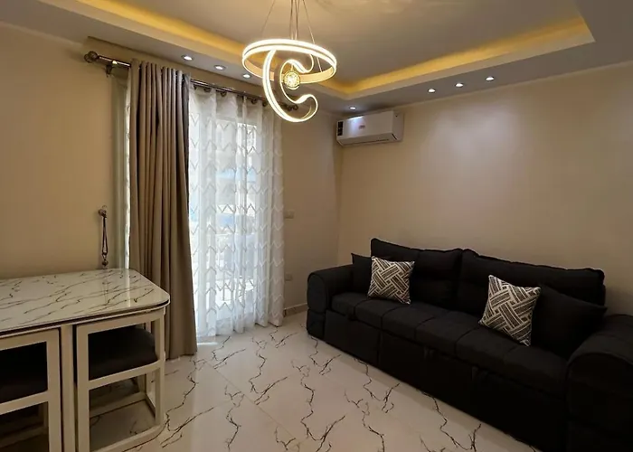 Luxury Poolside Escape 2br Ground Floor