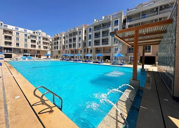 Luxury Poolside Escape 2br Ground Floor *