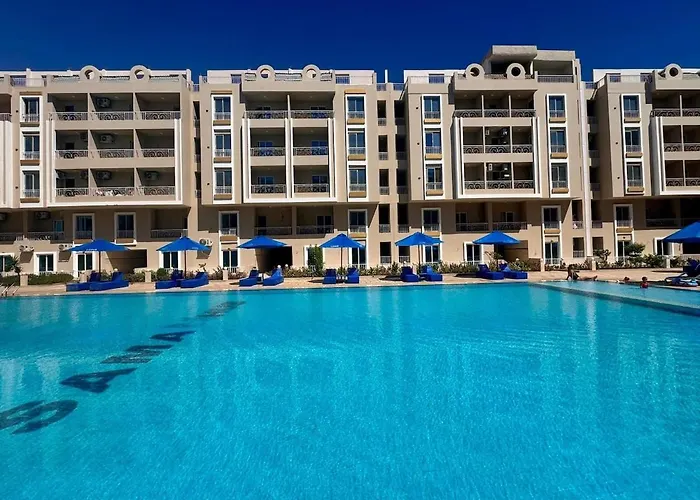 Apartment Luxury Poolside Escape 2br Ground Floor