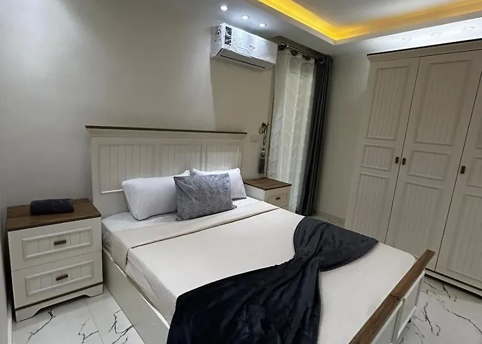 Apartment Luxury Poolside Escape 2br Ground Floor