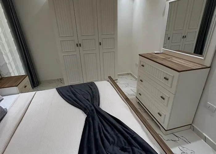 Luxury Poolside Escape 2br Ground Floor Apartment
