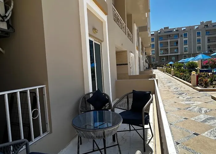Luxury Poolside Escape 2br Ground Floor Apartment